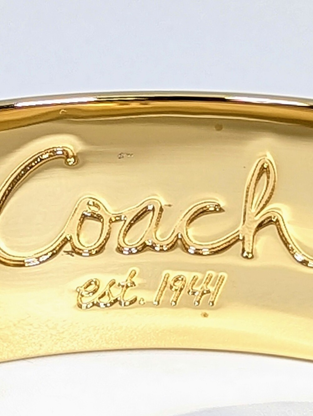 Rare Coach Ticket Motif Wide Bangle White Enamel Gold Tone 60g Continuous Band - Picture 4 of 9